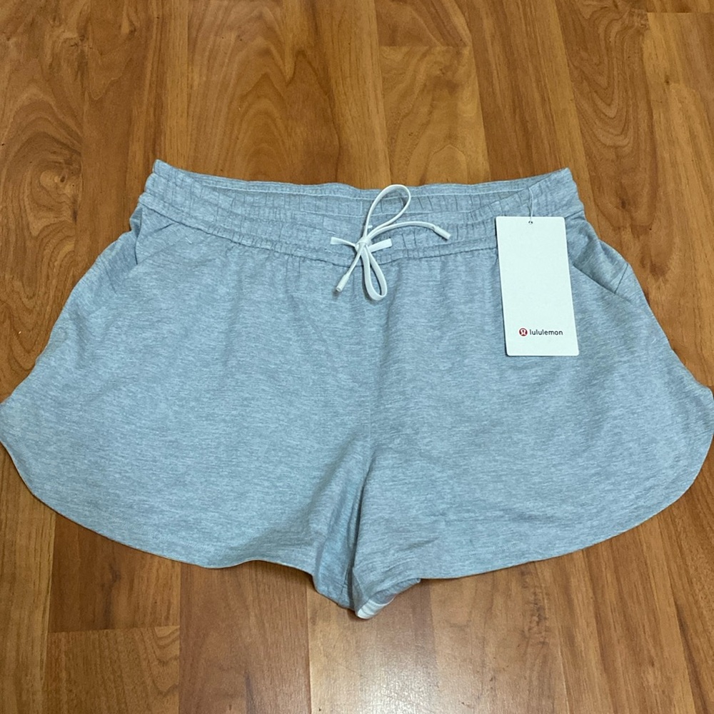 ❤️ Lululemon Soft Jersey MR Curved Hem Short 3" Size Small NWT